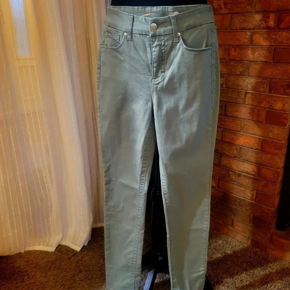 NWOT! SEVEN7 - Lt Olive High Rise Skinny 
